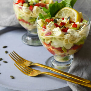 tésztasaláta pohárban