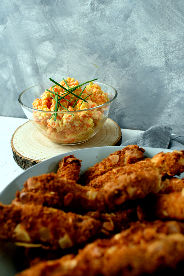 amerikai káposztasaláta és rántott hús