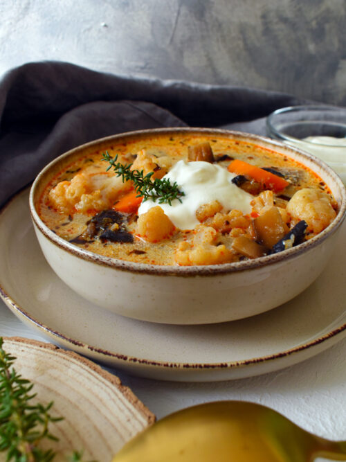 Tejfölös karfiolleves gombával