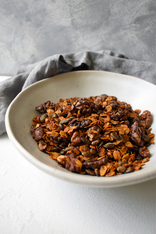 sós granola tálban