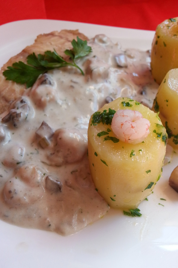 Afrikai harcsafilé Kárpáti módra vajas-petrezselymes hordóburgonyával