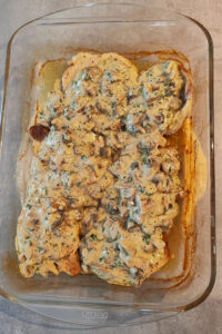 tejszínes-gombás szósz a karaj szeletek tetején