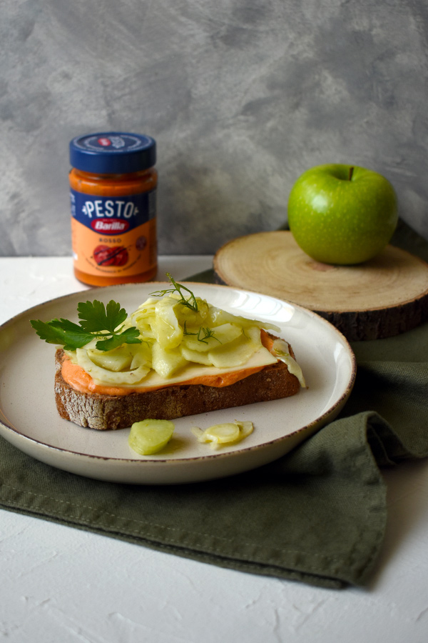 vörös pesztós szendvics