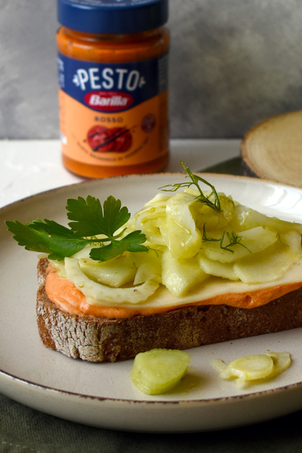 Szendvics vörös pesztóval