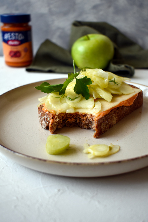 Szendvics vörös pestóval, sajttal