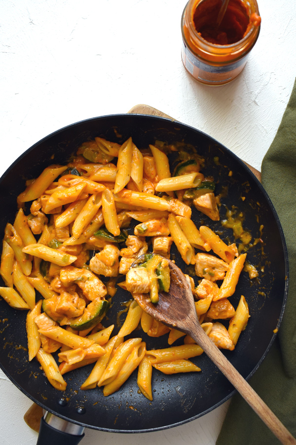 Csirkemell és cukkini vörös pesztós tejszínes szószban